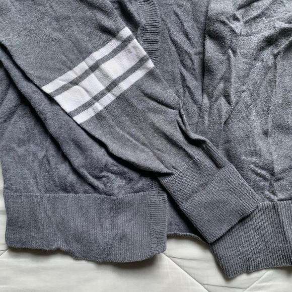 Old Navy women's preppy gray and white long sleeved cardigan, size medium - Picture 3 of 4